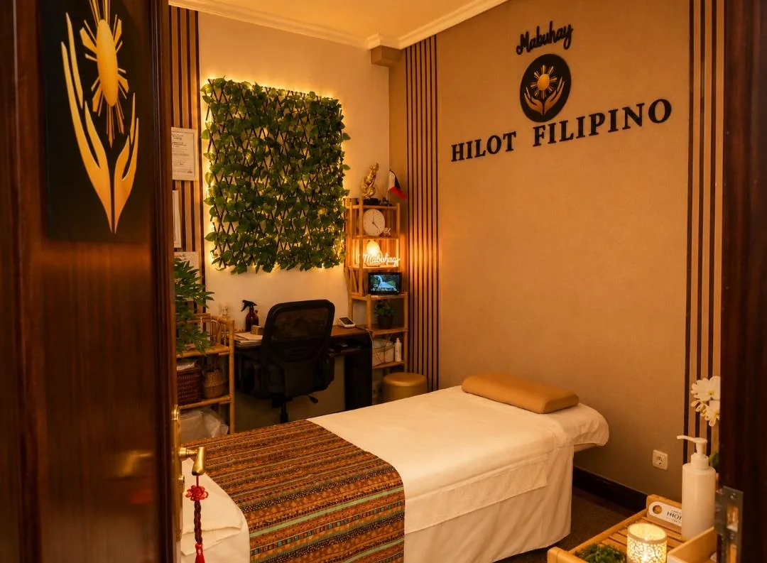 Cabina de masaje Hilot Filipino con luz cálida preparada para una sesión