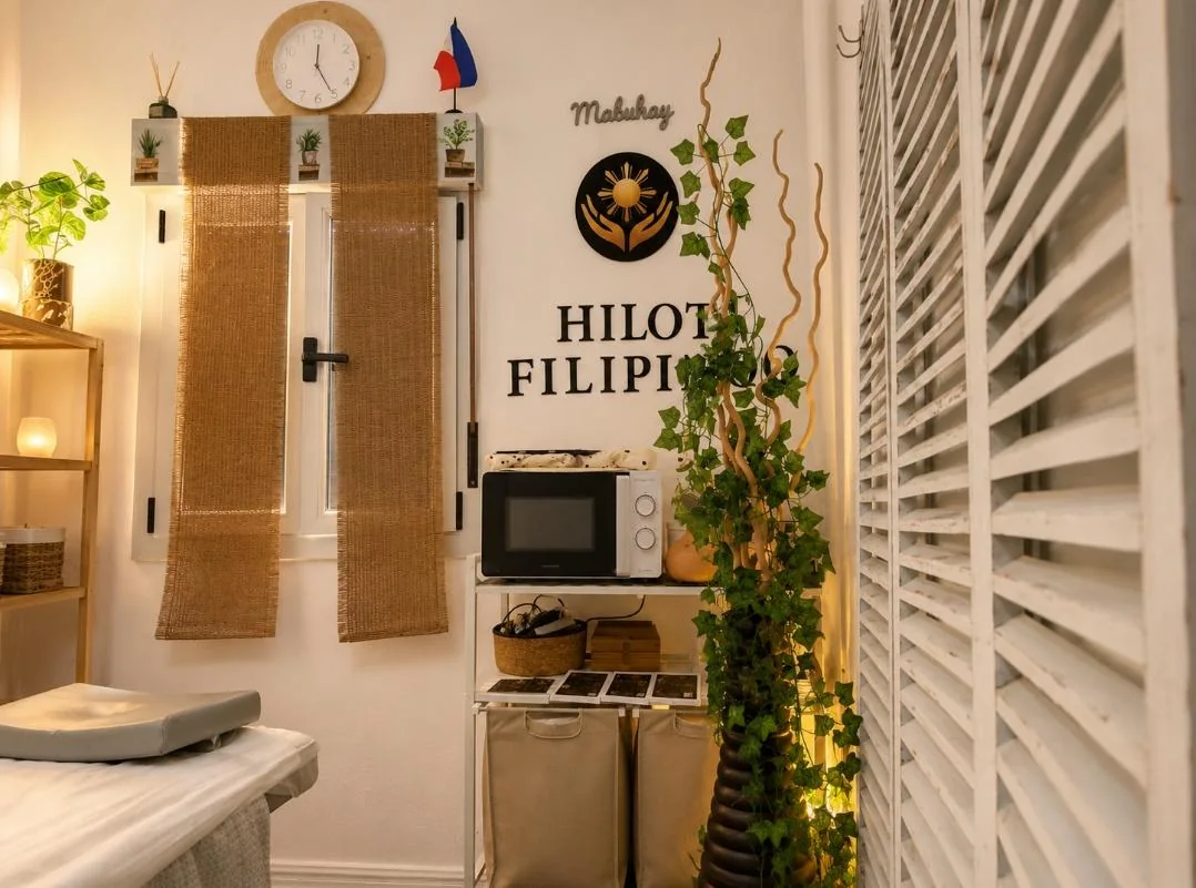 Cabina de masaje Hilot Filipino decorada con luz cálida y plantas