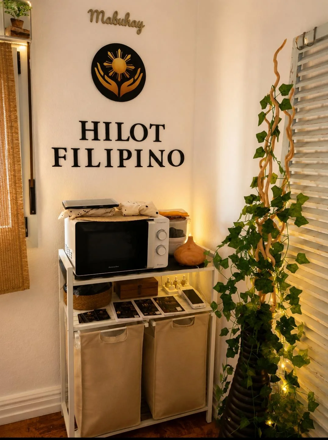 Detalle del logo de Hilot Filipino en una cabina de masaje